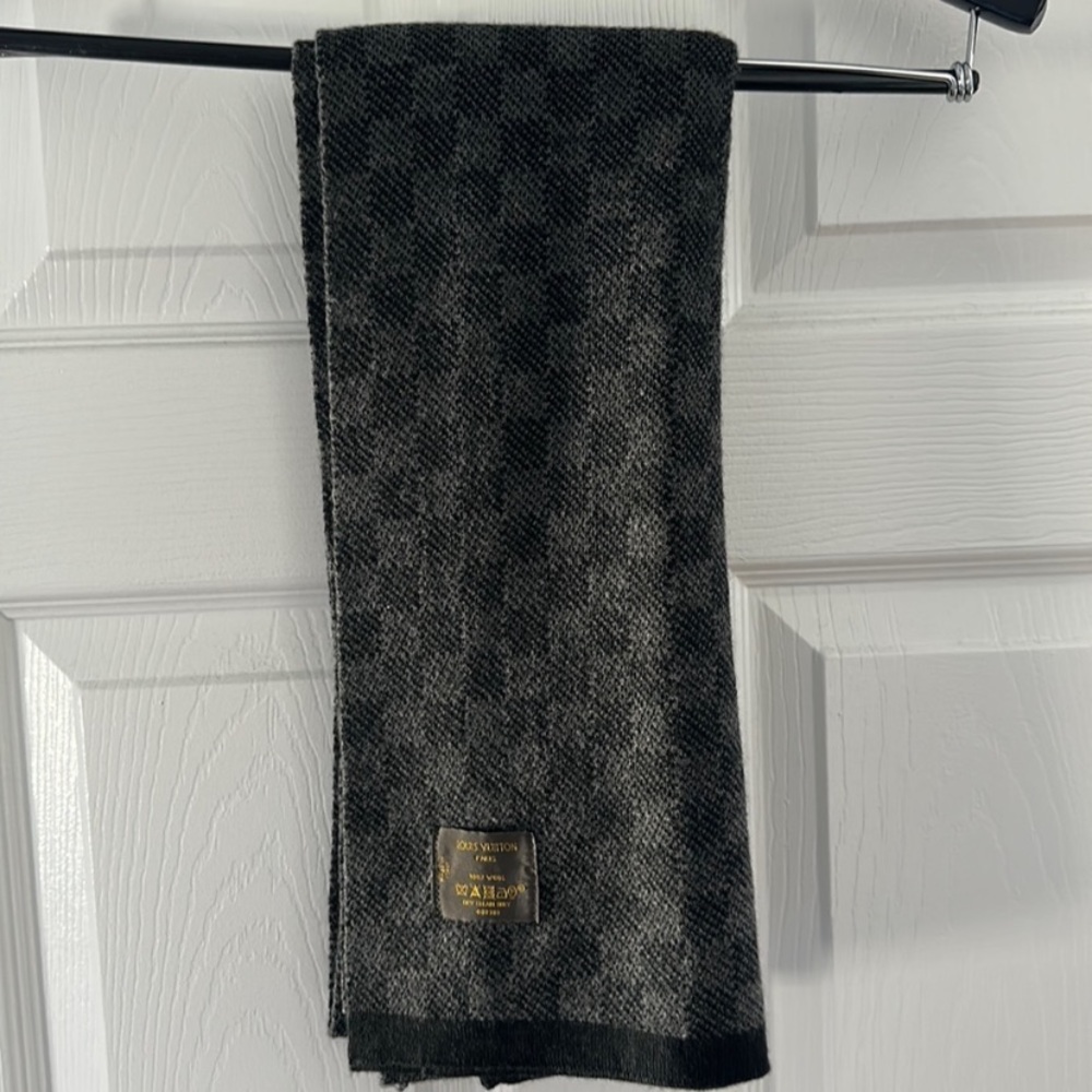 Louis Vuitton Checkered scarf